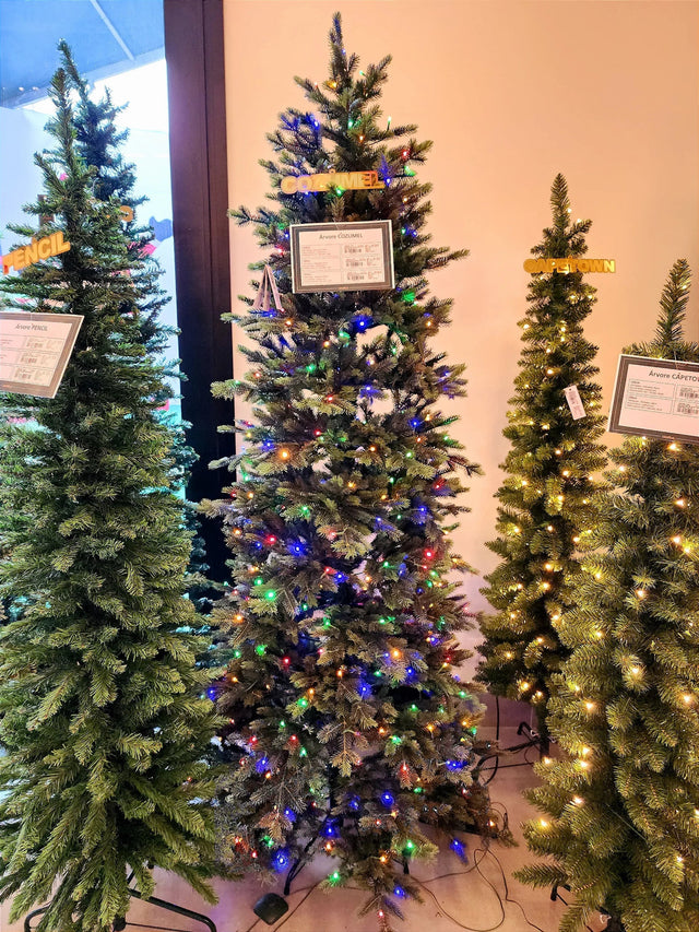 Árvore de Natal Slim Realista Cozumel 2,10m 696 Galhos 440 LEDs Bicolor